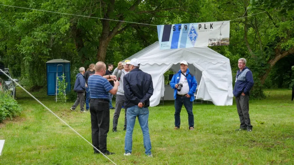 foto: SP9KKZ / OT-12 PZK – uczestnicy czerwcowego otwarcia sezonu letniej aktywności radiowej w miejscu, w którym zaplanowano wrześniowe spotkanie.
