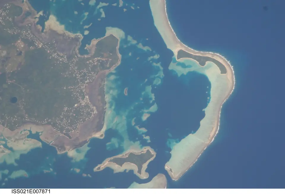 foto: NASA / Wikimedia Commons, domena publiczna – satelitarny widok wyspy Wallis, laguny i dystryktu Mu’a.