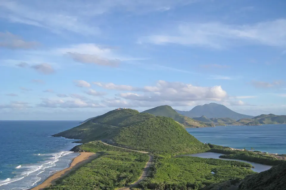 foto: Charles J. Sharp / Wikimedia Commons, CC BY-SA 4.0 – krajobraz i wybrzeże wyspy Saint Kitts.